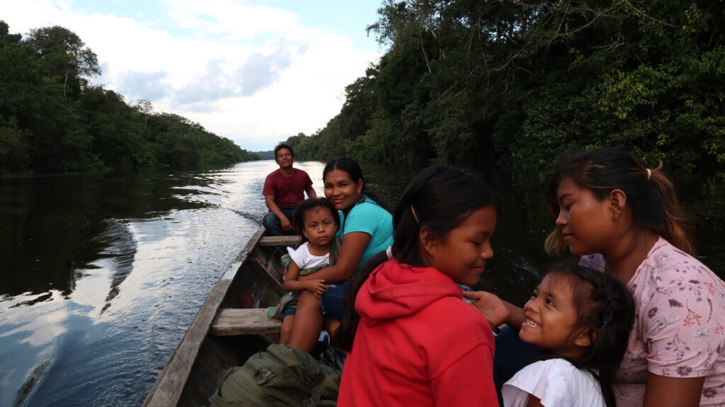 Familia Tikuna Rio Amazonas